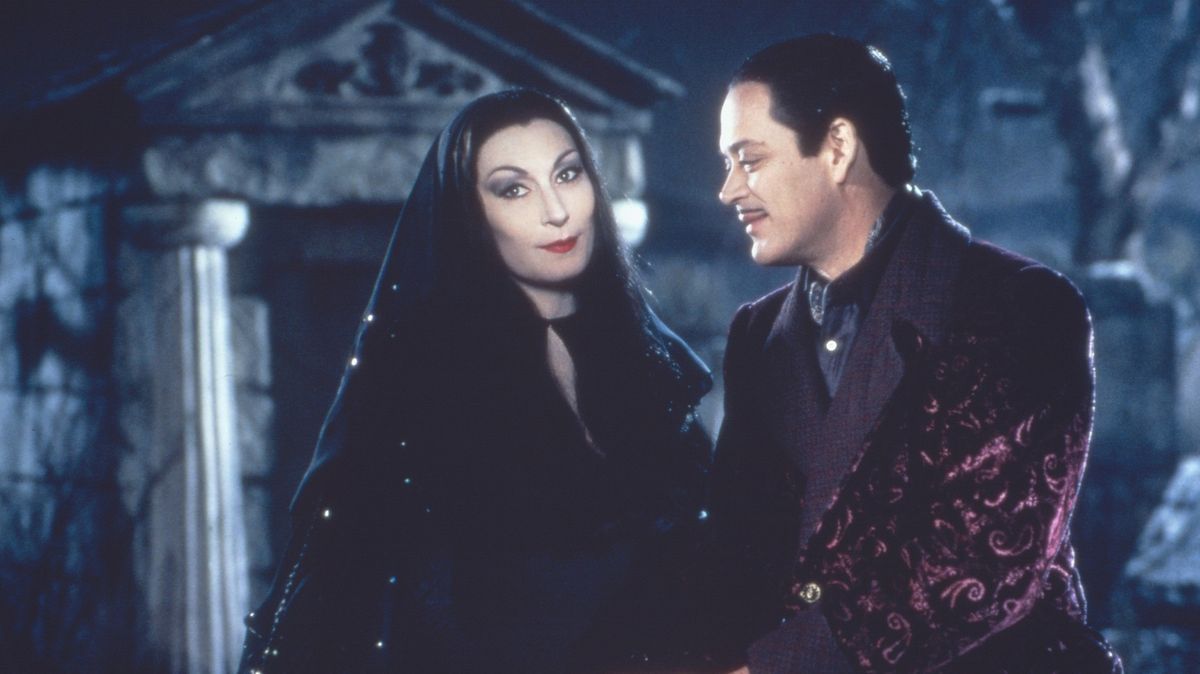 Poznáváte legendární Morticii z Addamsovy rodiny po 30 letech? Oscarová hvězda (72) rozdávala úsměvy v průsvitné halence